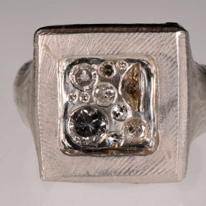 Handgeschmiedeter Ring mit einem Siegel aus Diamanten | Unikat Schmuck aus Düsseldorf | Anina Caracas