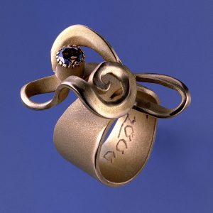 Verschlungener Unikat Ring Onda | Gold und Diamant in Champagner Farbe | Anina Caracas Düsseldorf