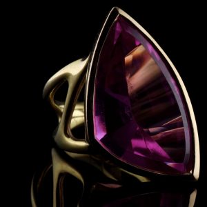 Unikat Schmuck | Handgeschmiedeter Ring Purple Sailor | Syntetischer Rubin und Gold | Autorenschmuck aus Düsseldorf | Anina Caracas