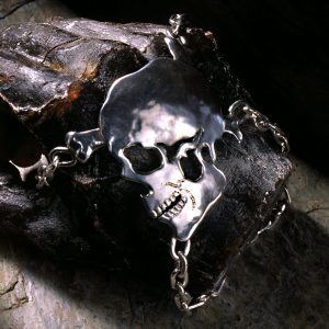 Unikatschmuck aus Düsseldorf | Handschmuck / Armband Totenkopf Jimmys Jewellry | Silber | Anina Caracas