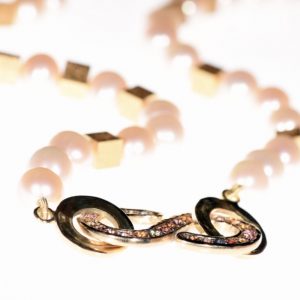 Unikat Schmuck aus Düsseldorf | Perlenkette aus weißen Südseeperlen | Südseeperlen, Gold, Saphire